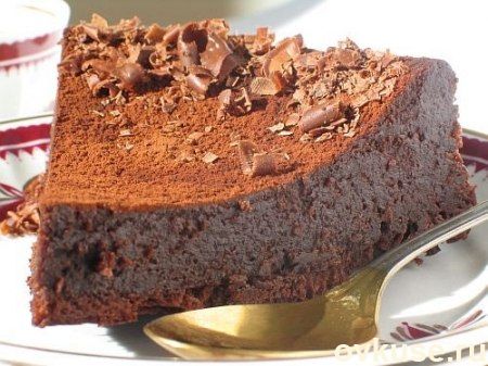 Шоколадное пирожное с орехами