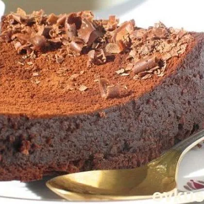 Шоколадное пирожное с орехами