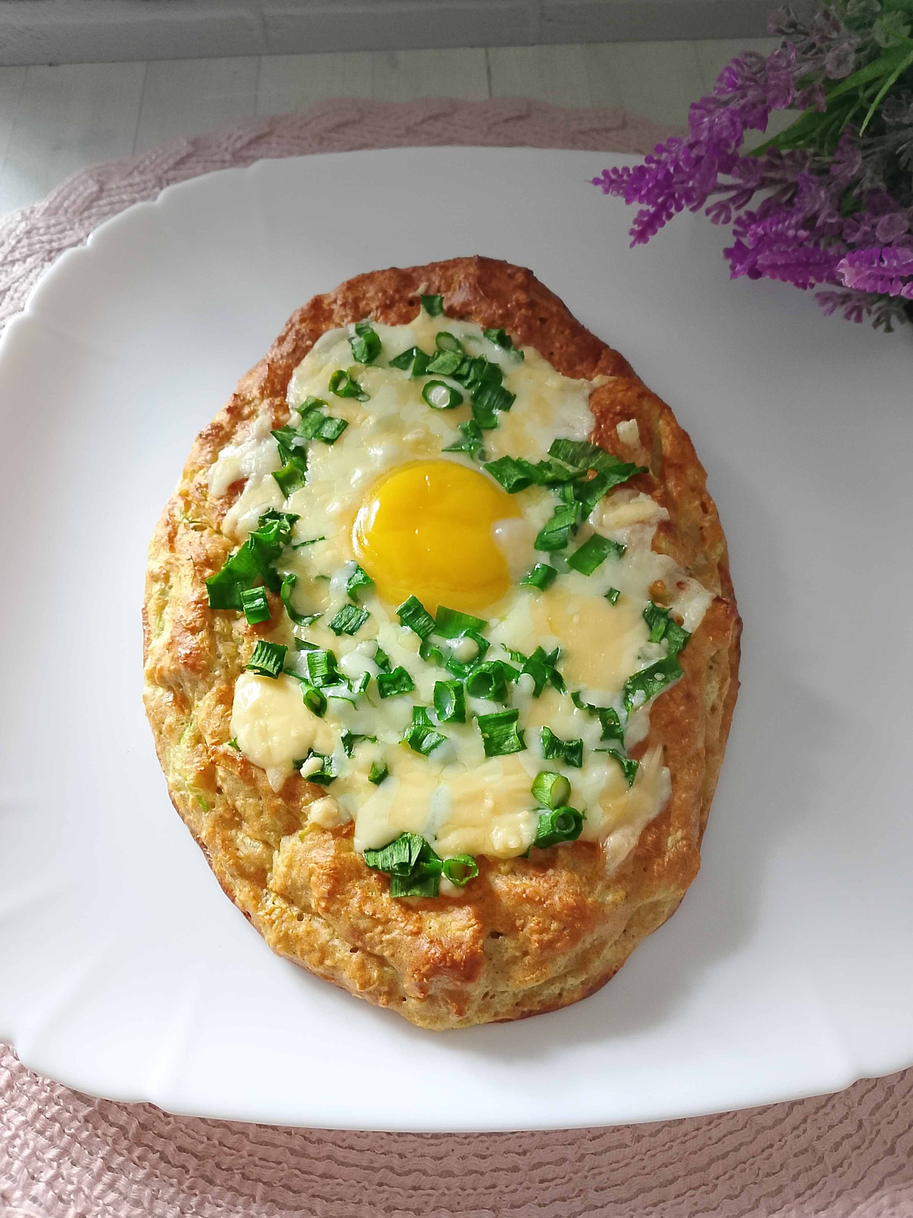 Кабачковый хачапури с сыром и зелёным луком