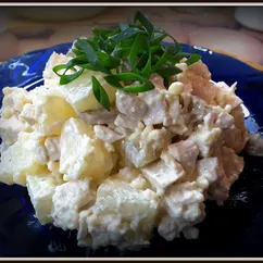 Салат с курицей, ананасами, грибами, сыром и чесноком