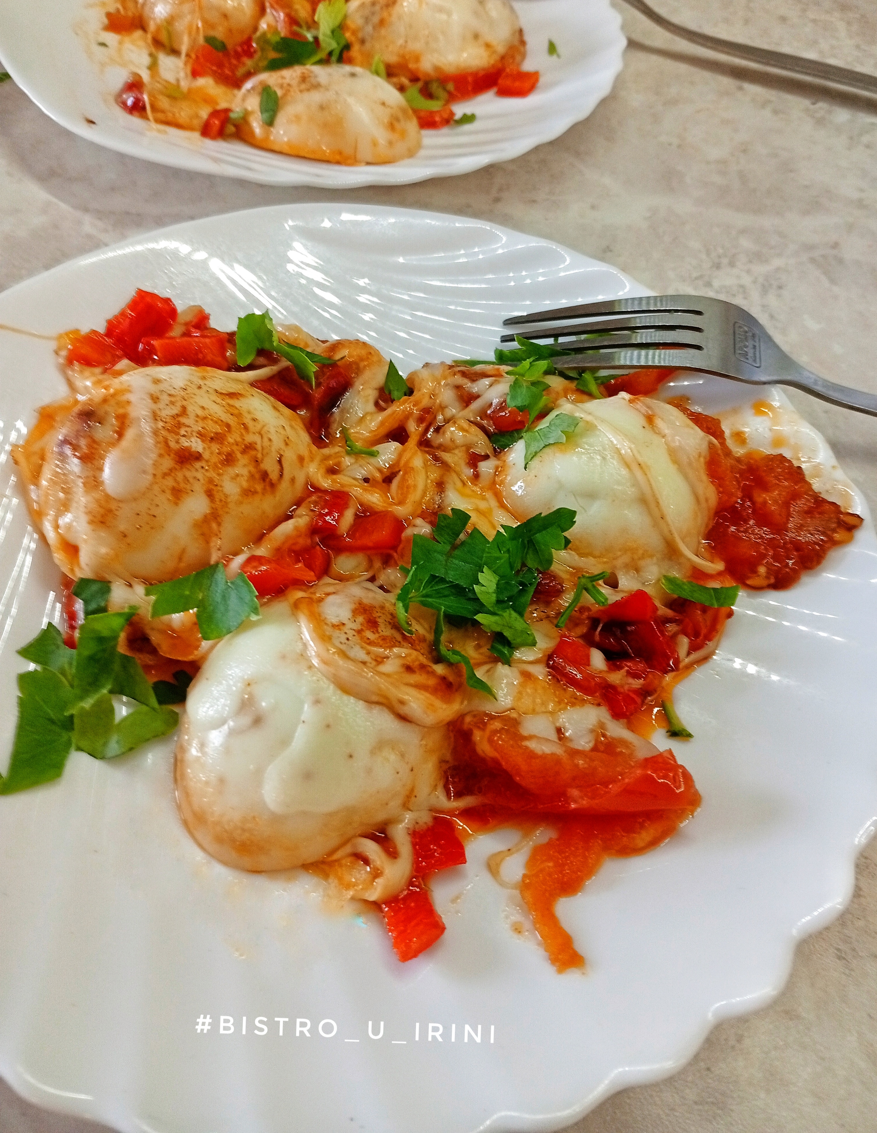 Варёные яйца в овощном соусе под сыром