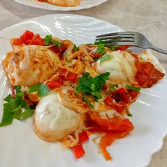 Варёные яйца в овощном соусе под сыром