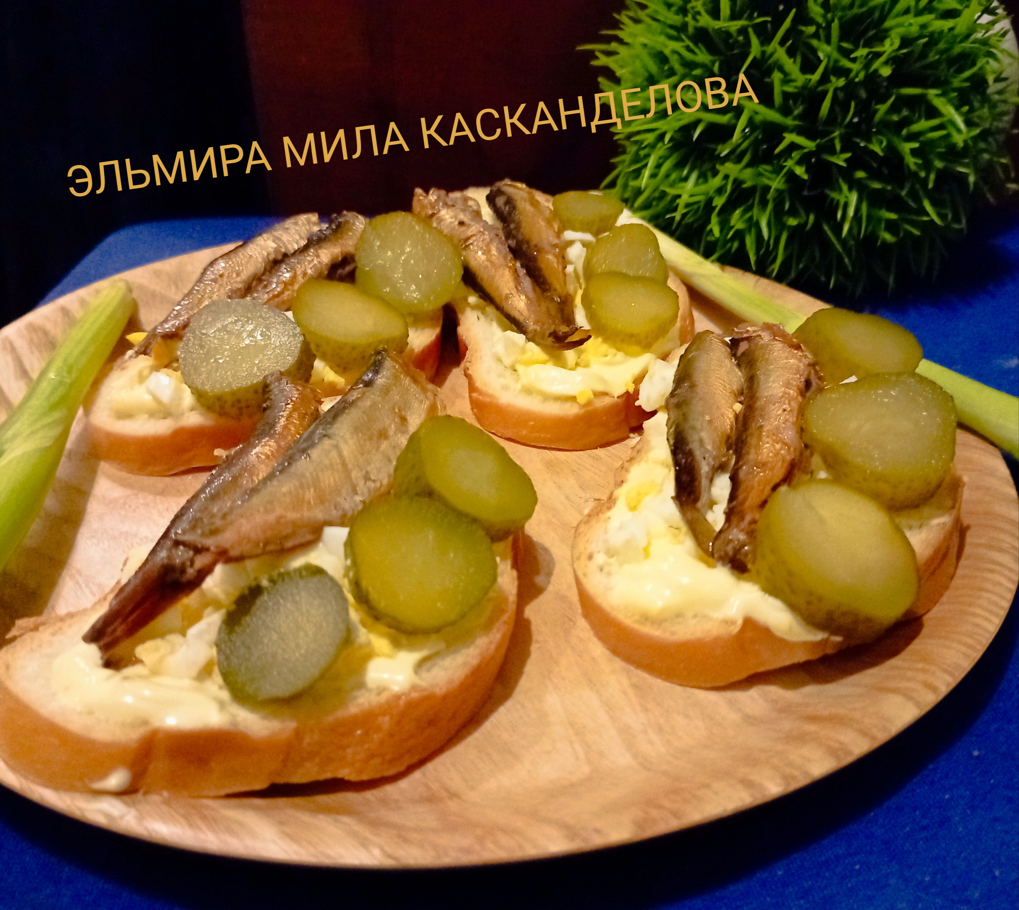 Бутерброды со шпротами и солёным огурцом