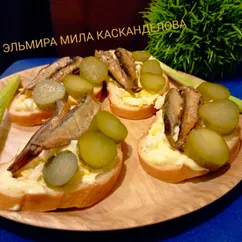 Бутерброды со шпротами и солёным огурцом