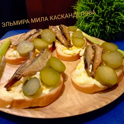 Бутерброды со шпротами и солёным огурцом