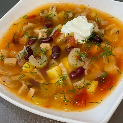 Колбасный суп с красной фасолью
