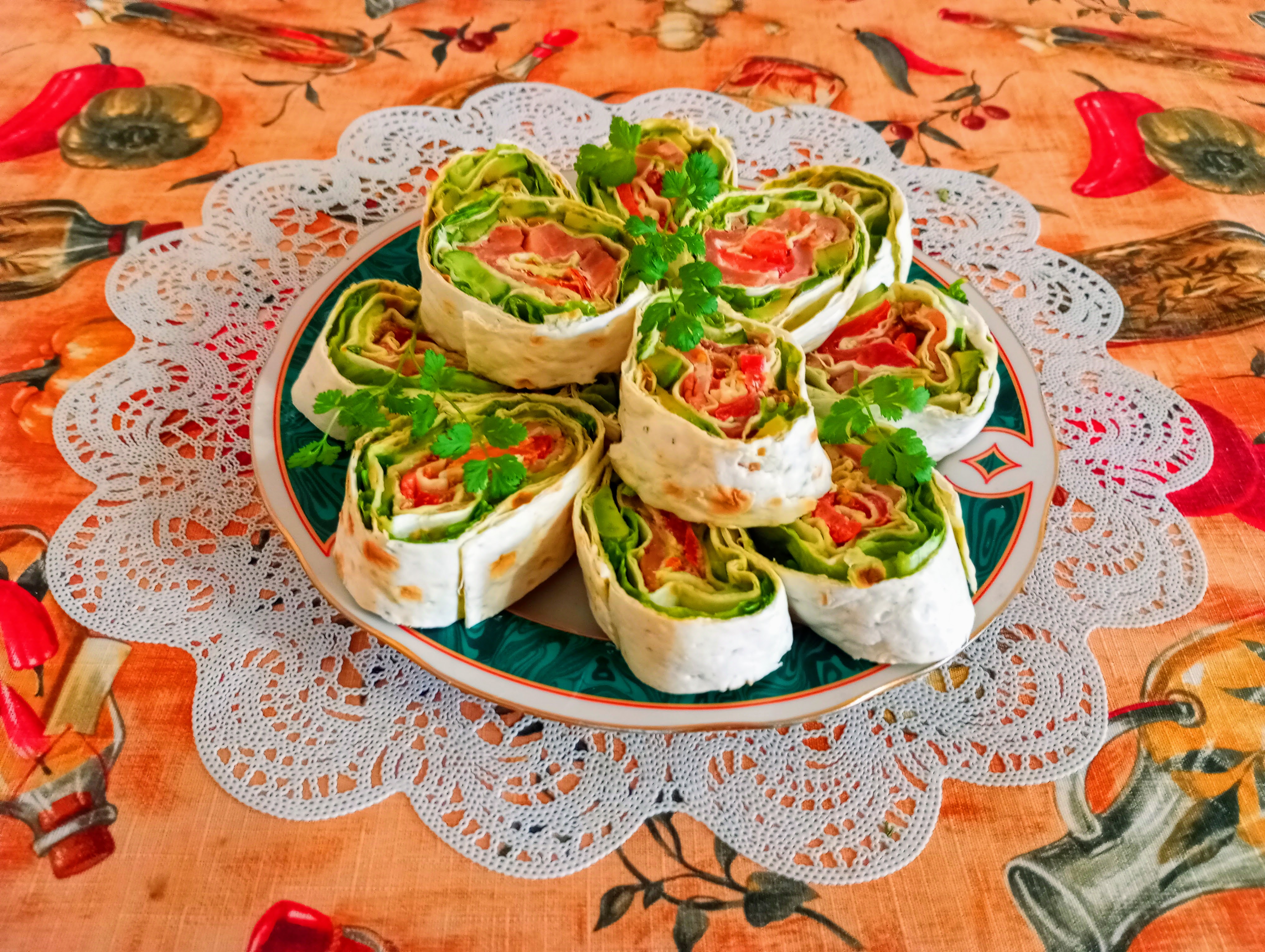 Рулетики из лаваша с красной рыбой и овощами