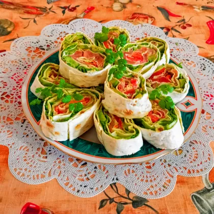 Рулетики из лаваша с красной рыбой и овощами