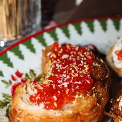 Икра на хрустящем круассане 