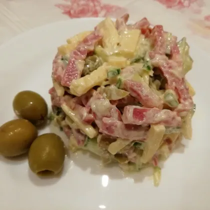 Салат с колбасой и оливками