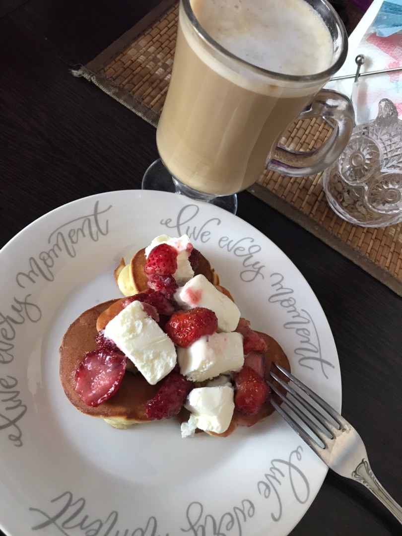 Панкейки с клубникой и пломбиром