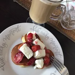 Панкейки с клубникой и пломбиром