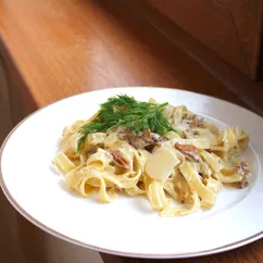 Тальятелле с лисичками и курицей в сливках