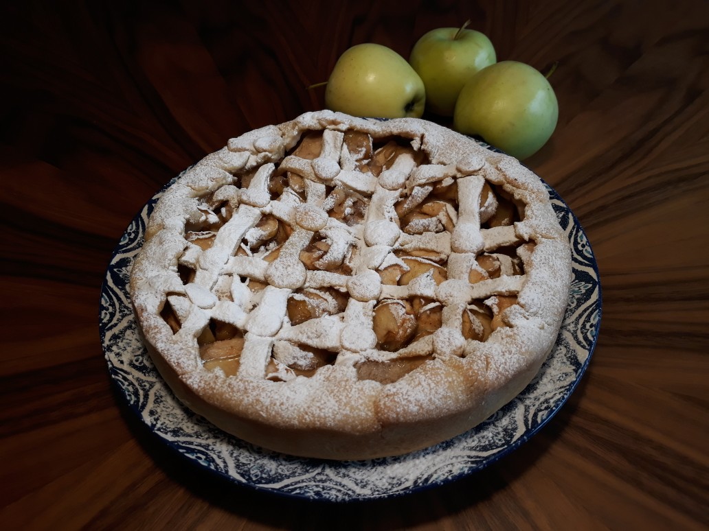Яблочный пирог с карамельными яблоками и корицей