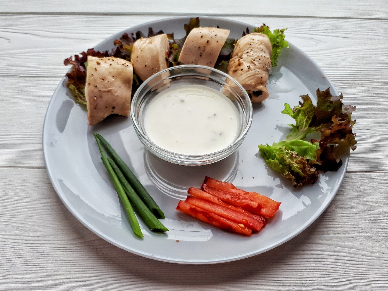 Рулетики из индейки с овощами и сыром