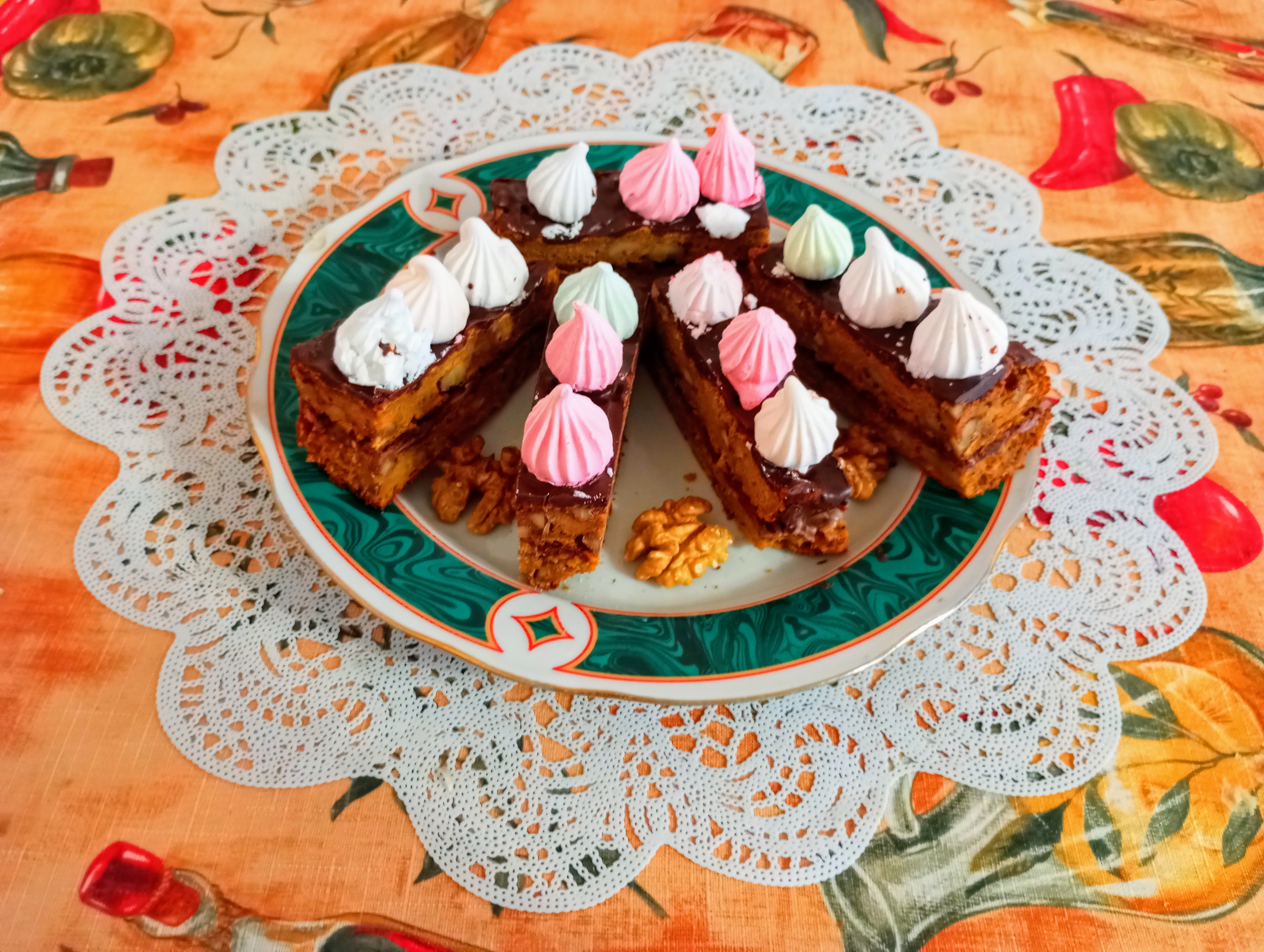 Морковный торт с грецкими орехами