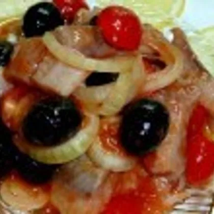 Сельдь, маринованная с маслинами и помидорами