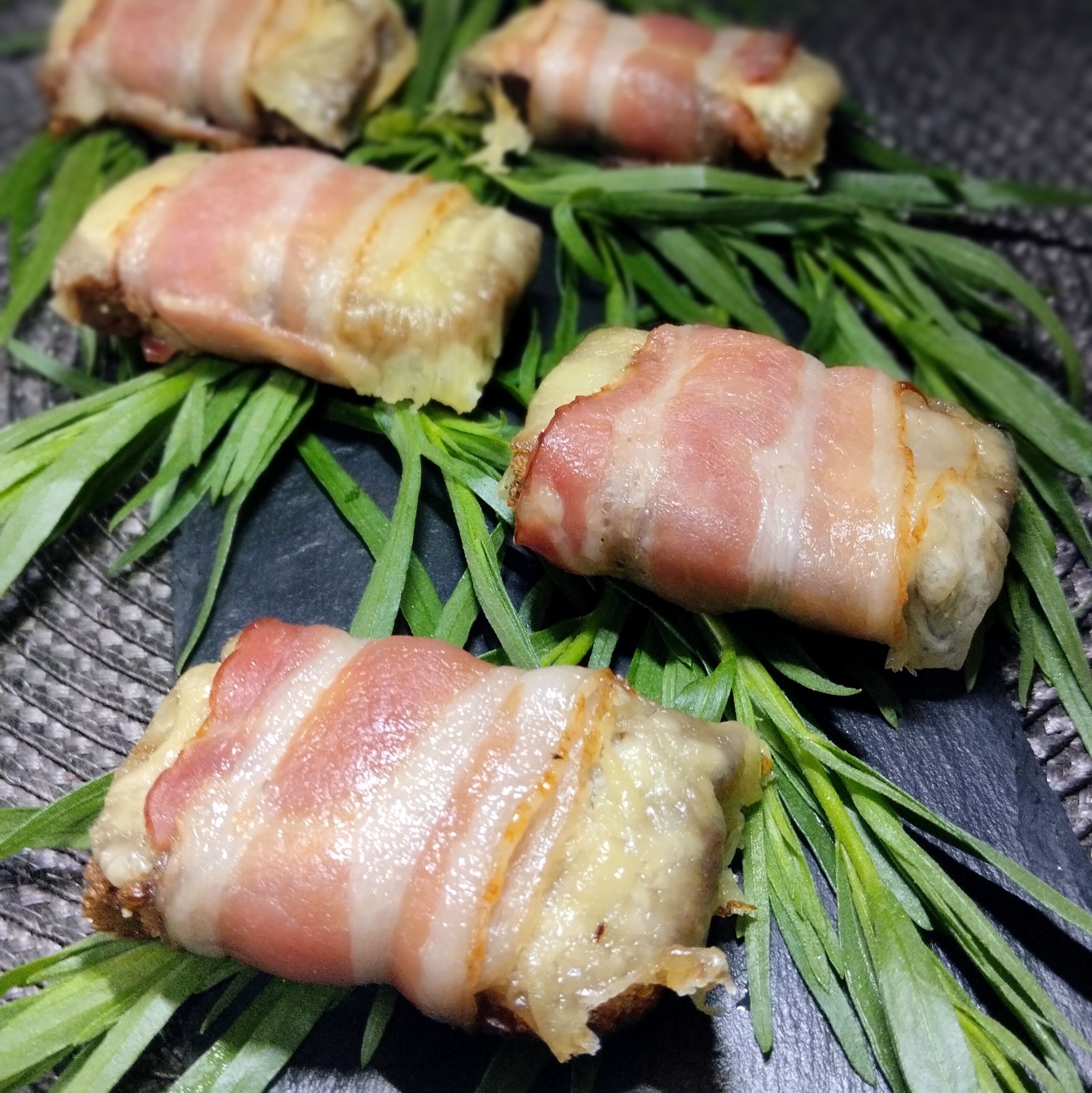 Бутерброды с сыром и беконом