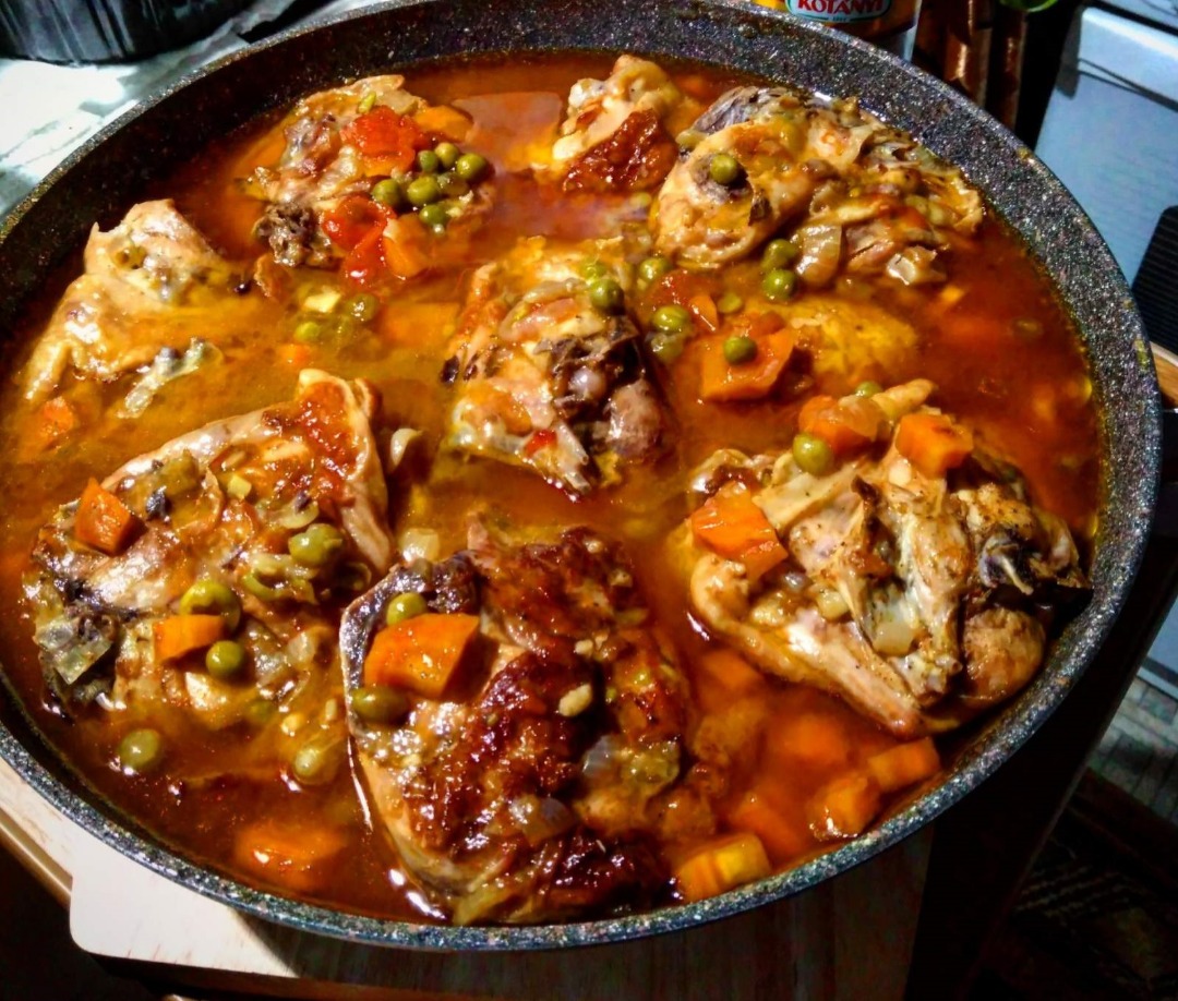 Бёдрышки тушеные в пиве с овощами и пряностями