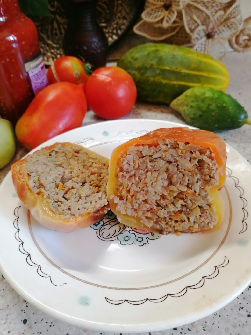 Перец, фаршированный яйцами и сыром