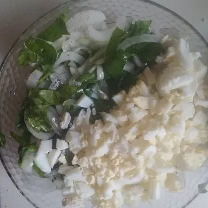 Салат из шпината с яйцом