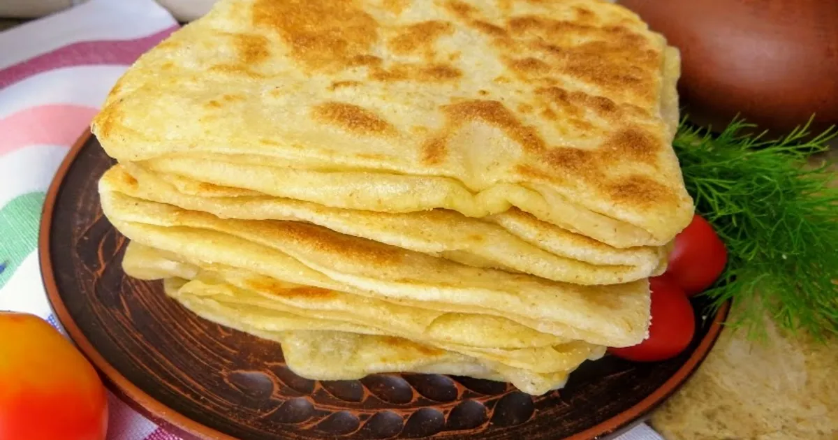 Быстрый хлеб на сковороде лепешка. Слоеная лепешка. Марокканские слоеные лепешки Мсеммен. Слоеные лепешки на сковороде. Лепешки с манкой.