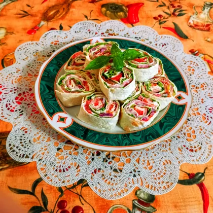 Рулетики из лаваша с беконом