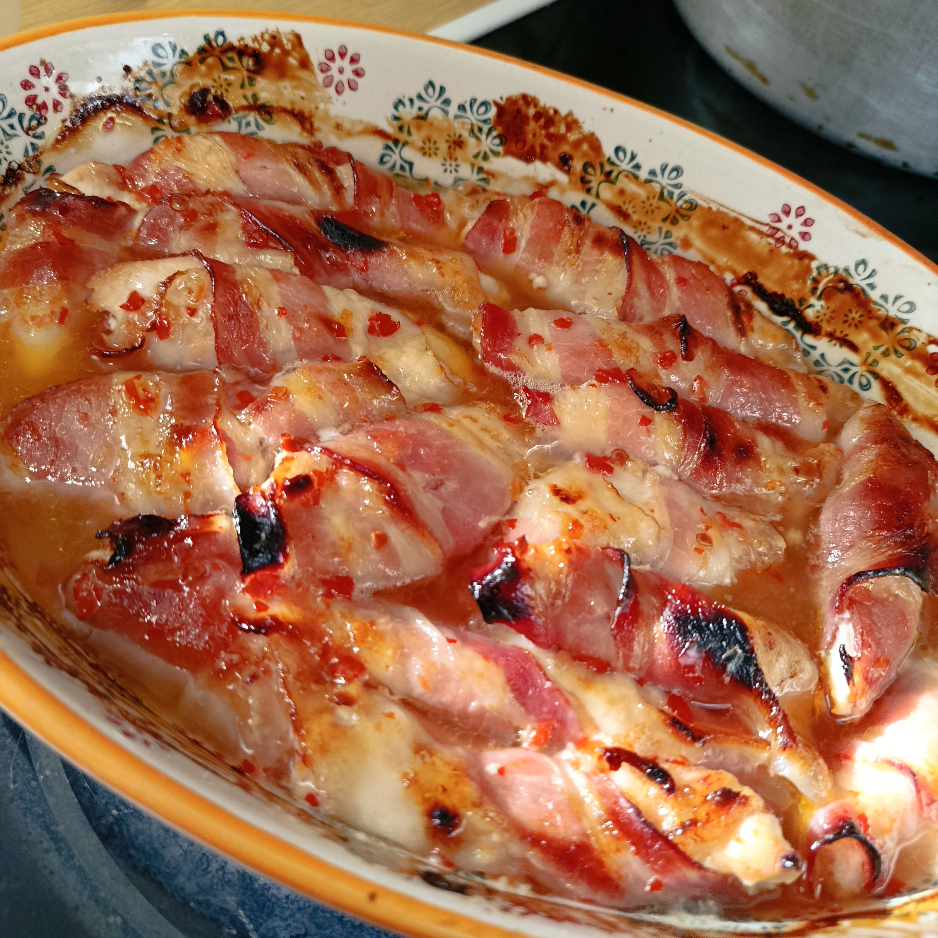 Куриные ломтики в беконе в соусе сладкий чили