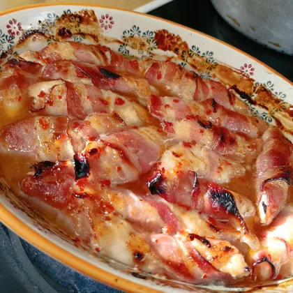 Куриные ломтики в беконе в соусе сладкий чили