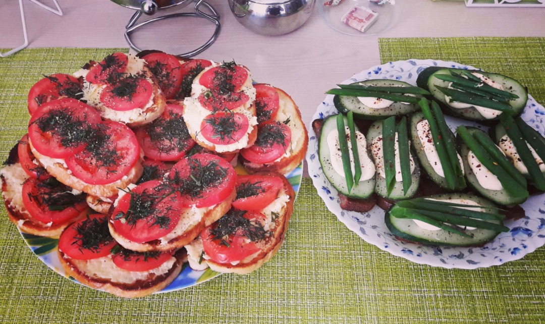 Бутерброды с сыром и помидорами и с шпротами и ржаным хлебом