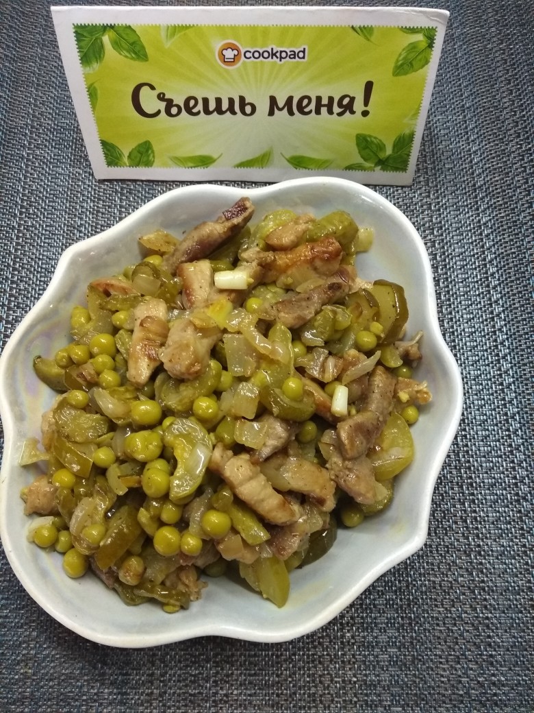 Салат с вареной треской, соленым огурцом и зеленым горошком