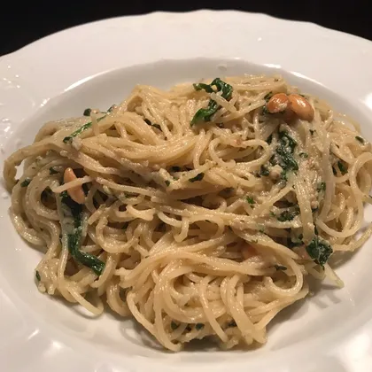 Спагетти со шпинатом и соусом песто