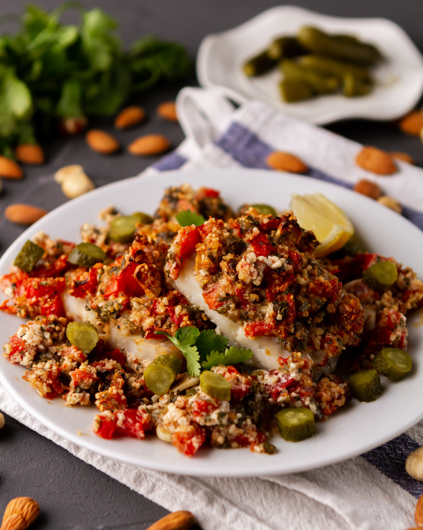 Треска🐟, запеченная с орехами и помидором🍅