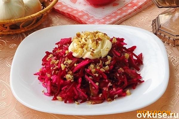 Салат со свеклой, грецкими орехами и сыром — рецепт с фото пошагово