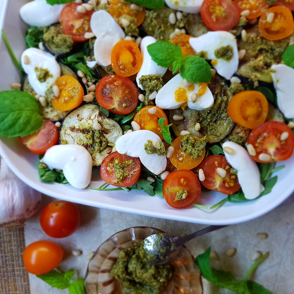 Салат с баклажанами и моцареллой