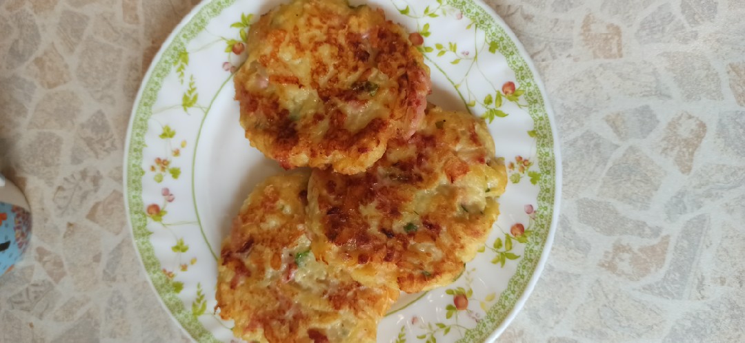 Солнышки в тарелке или картофельные лепешки