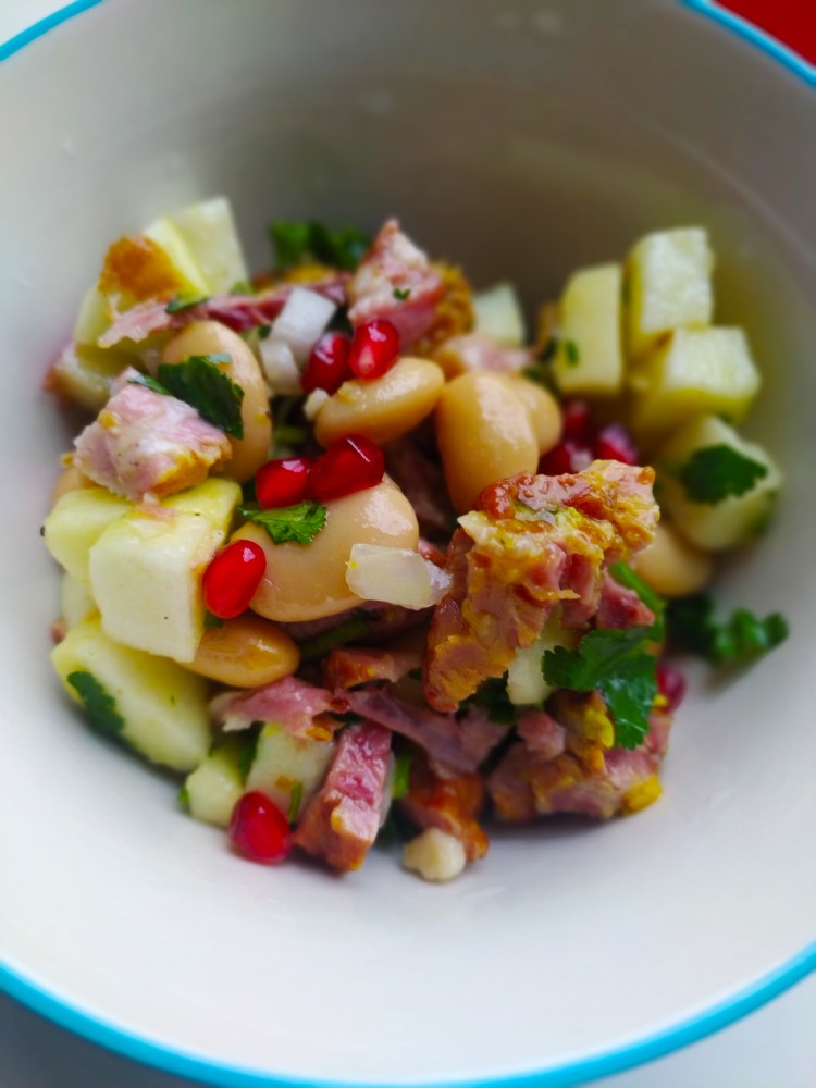 Салат с фасолью и копчёной грудинкой