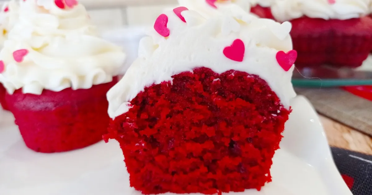 My Cupcakes and Cakes World: RED VELVET CAKE WITH CREAM CHEESE FROSTING