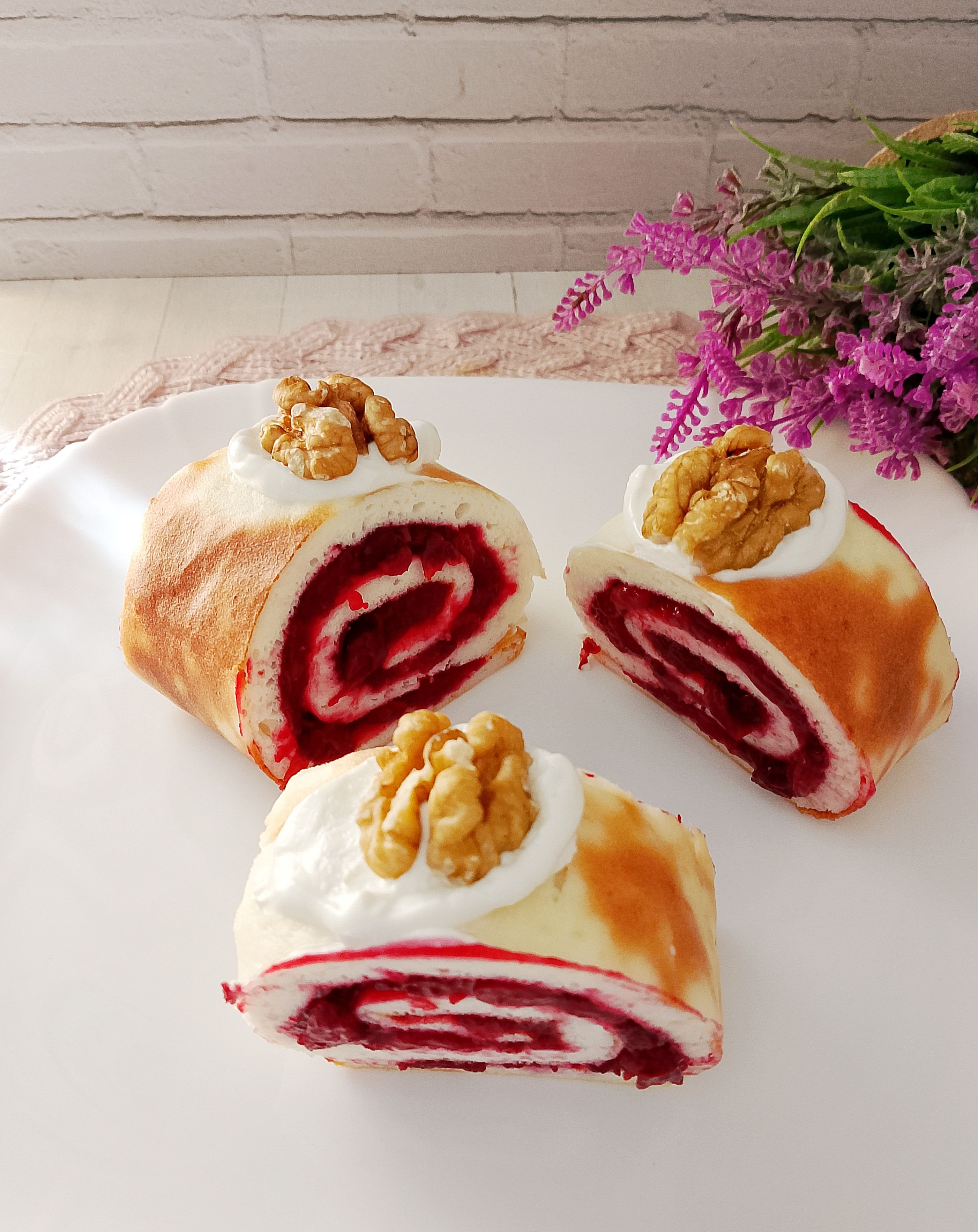 Творожный рулет с вишней