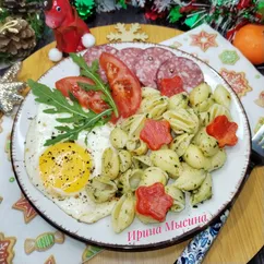 Конкилье с песто и яйцом 