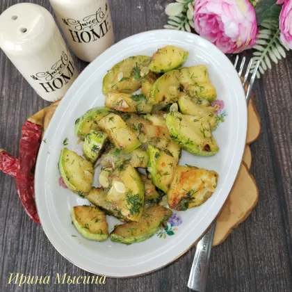 Тёплый салат из обжаренных кабачков 