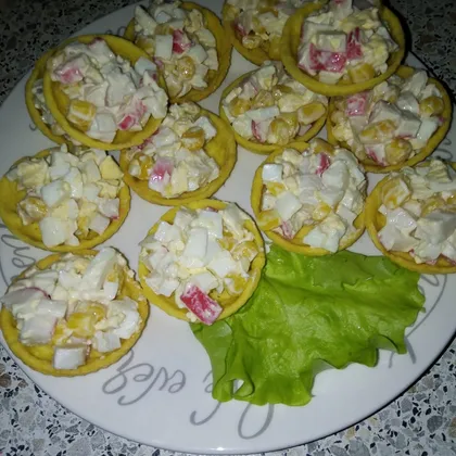 Тарталетки с крабовыми салатом