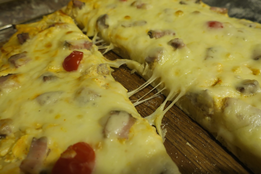Пицца с луком и салом со сметанным соусом из универсального теста