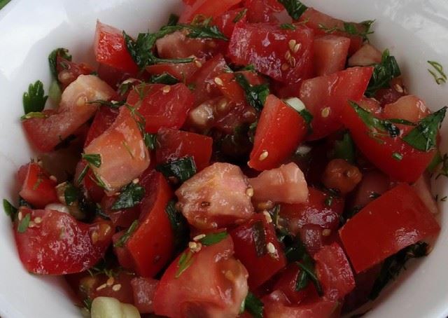 Салат из помидоров, зелени и кунжута по-ливански