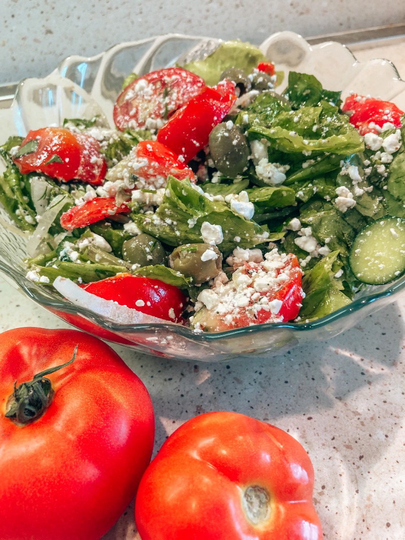 Салат с творогом, помидорами и зеленью