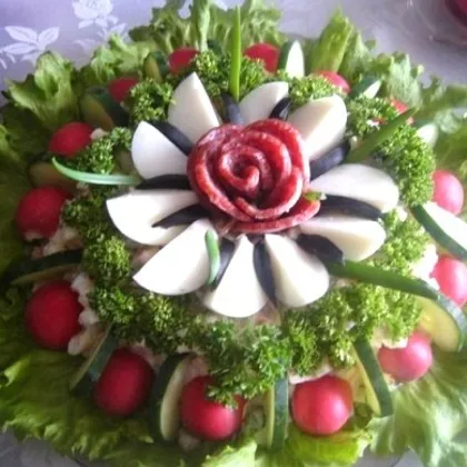 Салат новогодний с колбасой «Райский цветок»