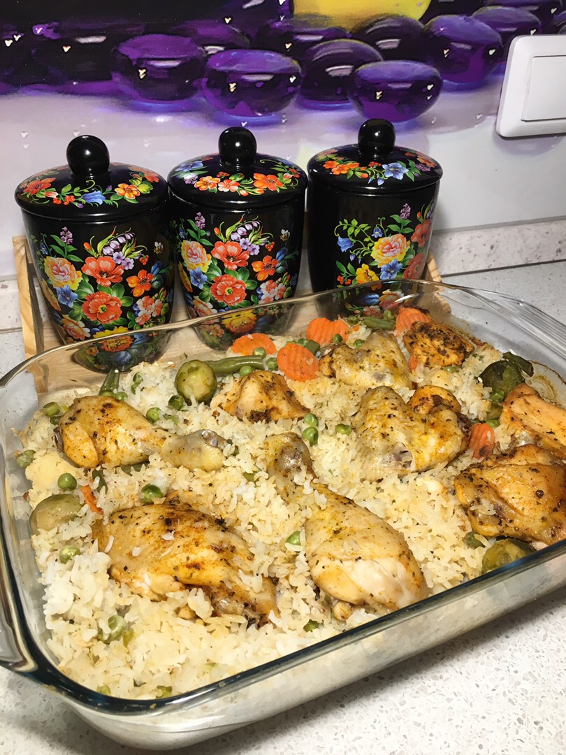 Рис с овощами и курицей в духовке
