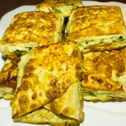 Ленивые жареные пирожки из лаваша с начинкой из куриного фарша, адыгейского сыра и зелёного лука