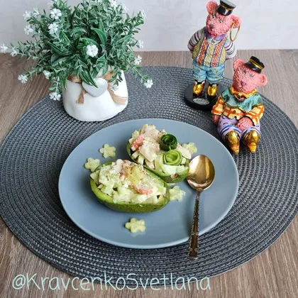 Салат с огурцом, авокадо и крабовыми палочками
