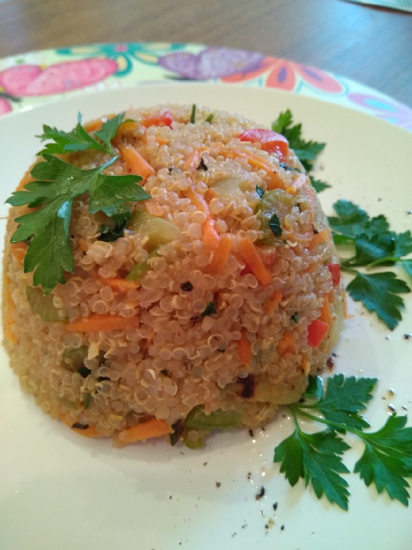 Тёплый салат киноа с овощами🎄